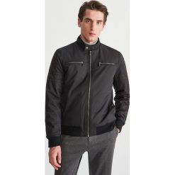 Kurtka bomber - Czarny. Czarne kurtki męskie Reserved, s, bez wzorów, bez kaptura. Za 239,99 zł.