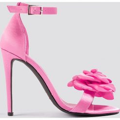 Galore x NA-KD Szpilki z ozdobnymi różami - Pink. Różowe szpilki marki Galore x NA-KD, w paski, na wysokim obcasie, na obcasie, z paskami. W wyprzedaży za 48,58 zł.