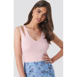 NA-KD V-Neck Ribbed Tank Top - Pink. Różowe topy damskie NA-KD, bez wzorów, z podwójnym kołnierzykiem. Za 121,95 zł.