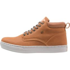 British Knights WOOD Tenisówki i Trampki wysokie cognac/grey. Brązowe tenisówki męskie British Knights, z materiału. W wyprzedaży za 137,40 zł.