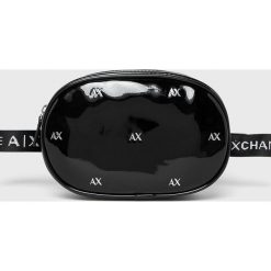 Armani Exchange - Nerka. Czarne nerki damskie Armani Exchange, w paski, z poliesteru, małe, z aplikacjami. W wyprzedaży za 379,90 zł.