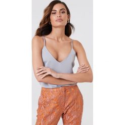 Rut&Circle Top na ramiączkach Essie - Silver. Szare topy damskie marki Rut&Circle, w koronkowe wzory, z poliesteru, bez kołnierzyka. Za 121,95 zł.
