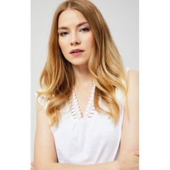 Bluzka z koronką. Bluzki damskie Moodo, s, w koronkowe wzory, z koronki. Za 34,99 zł.