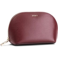Kosmetyczka DKNY - Bryant - Cosmetic Pou R83R3661 Blood Red XOD. Czerwone kosmetyczki męskie marki DKNY, bez wzorów, ze skóry. W wyprzedaży za 239,00 zł.
