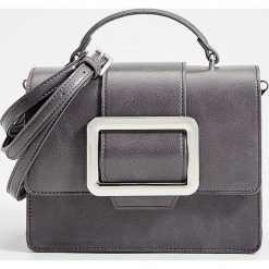 Torebka typu crossbody z klamrą - Szary. Szare torebki klasyczne damskie Mohito. W wyprzedaży za 59,99 zł.