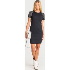 SUKIENKA Twinset. Czarne sukienki damskie Twinset, na imprezę, s, z aplikacjami, z materiału, z okrągłym kołnierzem, bez rękawów, mini. Za 1199,00 zł.