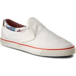 Tenisówki WRANGLER - Icon Slip On Cancas WL161513 Off White 98. Białe półbuty damskie Wrangler, bez wzorów, z gumy, bez obcasa, na płaskiej podeszwie, bez zapięcia. W wyprzedaży za 159,00 zł.