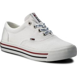 Tenisówki TOMMY JEANS - Sneaker EN0EN00166 White 100. Białe półbuty damskie Tommy Jeans, na co dzień, bez wzorów, z jeansu, bez obcasa, na płaskiej podeszwie, bez zapięcia. W wyprzedaży za 239,00 zł.