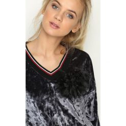 Szara Bluza Glowing. Szare bluzy z kieszeniami damskie Born2be, uniwersalny, w kolorowe wzory, z materiału. Za 44,99 zł.