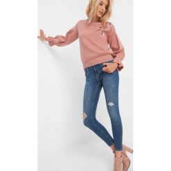 Jeansy skinny z wiązaniem. Niebieskie jeansy damskie Orsay, z elastanu. W wyprzedaży za 95,00 zł.