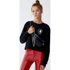 Bluza z duchem. Czarne bluzy damskie marki Pull&Bear. Za 39,90 zł.