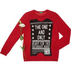 Bluza w kolorze czerwono-czarnym. Czerwone swetry chłopięce Benetton Kids, bez wzorów, z wełny, z okrągłym kołnierzem. W wyprzedaży za 47,95 zł.