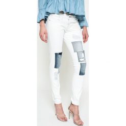 Guess Jeans - Jeansy. Szare jeansy damskie rurki marki Guess Jeans, z bawełny, z obniżonym stanem. W wyprzedaży za 429,90 zł.