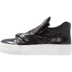 Billi Bi Półbuty wsuwane black. Czarne półbuty damskie Billi Bi, bez wzorów, ze skóry, na niskim obcasie, bez zapięcia. Za 839,00 zł.