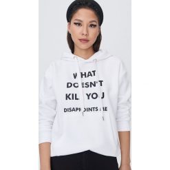 Bluza z kapturem - Biały. Białe bluzy damskie Sinsay, s, bez wzorów, bez rękawów, z kapturem. W wyprzedaży za 47,99 zł.