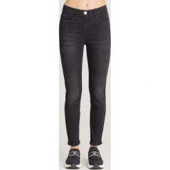 JEANSY Urban Skinny Leg Elisabetta Franchi. Czarne jeansy damskie Elisabetta Franchi, z aplikacjami, z jeansu, z podwyższonym stanem. Za 1219,00 zł.