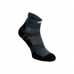 Skarpety do biegania KIPRUN STRAP. Czarne skarpetki męskie marki KALENJI, z elastanu. Za 24,99 zł.