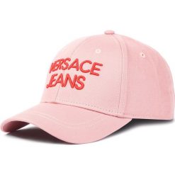 Czapka z daszkiem VERSACE JEANS - E8HTBK01 65021 403. Różowe czapki damskie Versace Jeans, bez wzorów, z bawełny. W wyprzedaży za 169,00 zł.
