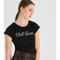 T-shirt Chill queen - Czarny. Czarne t-shirty damskie marki Sinsay, s, bez wzorów, bez kołnierzyka. Za 9,99 zł.