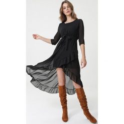 Czarna Sukienka Far North. Czarne sukienki damskie Born2be, s, w paski, z tkaniny, eleganckie, z asymetrycznym kołnierzem, maxi, asymetryczne. Za 99,99 zł.