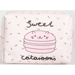 Kosmetyczka Sweet cataroons - Różowy. Różowe kosmetyczki damskie Sinsay, bez wzorów. W wyprzedaży za 9,99 zł.