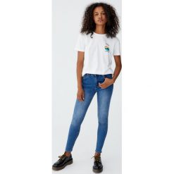 Jeansy rurki z wysokim stanem. Niebieskie jeansy damskie Pull&Bear, bez wzorów, z jeansu, z podwyższonym stanem. Za 99,90 zł.