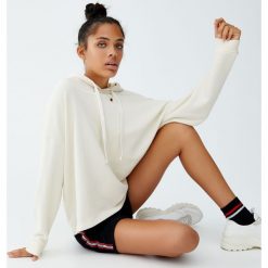 Bluza z kapturem z prążkowanego materiału. Szare bluzy damskie Pull&Bear, bez wzorów, prążkowane, bez rękawów, z kapturem. Za 59,90 zł.