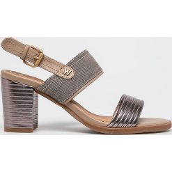 Wrangler - Sandały. Brązowe sandały damskie Wrangler, bez wzorów, z materiału, z okrągłym noskiem, bez obcasa, na obcasie, na klamry. W wyprzedaży za 169,90 zł.