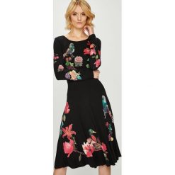 Desigual - Sukienka. Czarne sukienki damskie Desigual, na co dzień, s, z nadrukiem, z elastanu, casualowe, z okrągłym kołnierzem, z długim rękawem, długie, midi, rozkloszowane. W wyprzedaży za 299,90 zł.