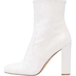 Steve Madden EDITOR Botki na obcasie white. Białe botki damskie na obcasie Steve Madden, z materiału. Za 629,00 zł.