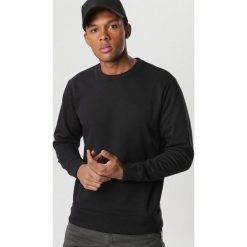 Czarna Bluza Jenylis. Czarne bluzy męskie Born2be, s, bez wzorów, bez kołnierzyka, bez rękawów, bez kaptura. W wyprzedaży za 59,99 zł.