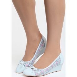 Niebieskie Koturny Twisted. Niebieskie czółenka marki Born2be, na koturnie. Za 79,99 zł.