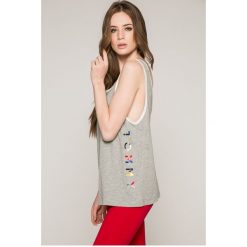Tommy Hilfiger - Top. Szare topy damskie TOMMY HILFIGER, l, z nadrukiem, z bawełny, z okrągłym kołnierzem. W wyprzedaży za 99,90 zł.