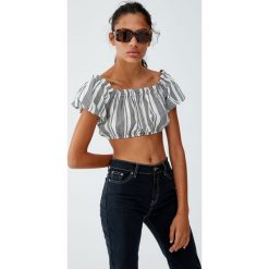 Krótki top z bufiastymi rękawami w paski. Białe topy damskie marki Pull&Bear, w paski, bez kołnierzyka. Za 41,90 zł.