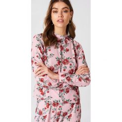 Andrea Hedenstedt x NA-KD Top ze stójką - Pink,Multicolor. Różowe topy damskie Andrea Hedenstedt x NA-KD, bez wzorów, z poliesteru, ze stójką. W wyprzedaży za 42,58 zł.