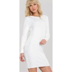 Biała Sukienka Macquarie. Białe sukienki damskie Renee, xl, z aplikacjami, z dzianiny, bez kołnierzyka, z długim rękawem, długie, mini, dopasowane. Za 89,99 zł.