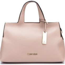 Calvin Klein Neat F19 Torebka Beżowy. Brązowe torebki klasyczne damskie Calvin Klein, w paski, z materiału, bez dodatków. Za 636,95 zł.