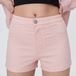 Dopasowane szorty high waist - Różowy. Różowe szorty damskie Sinsay, bez wzorów, z podwyższonym stanem. Za 29,99 zł.