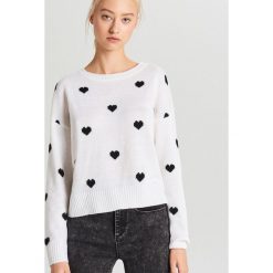Klasyczny sweter - Kremowy. Białe swetry damskie Cropp, s, bez wzorów, klasyczne, bez rękawów, bez kaptura. Za 59,99 zł.