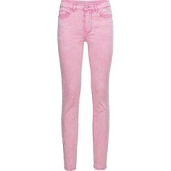 Dżinsy Super Skinny bonprix jasnoróżowy "washed". Różowe jeansy damskie bonprix. Za 99,99 zł.