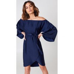 NA-KD Sukienka z odkrytymi ramionami - Blue. Niebieskie sukienki damskie marki NA-KD, bez wzorów, z poliesteru, bez kołnierzyka, z długim rękawem, długie, midi, z odkrytymi ramionami. W wyprzedaży za 60,97 zł.