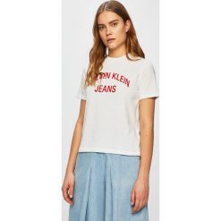 Calvin Klein Jeans - Top. Białe bluzki damskie Calvin Klein Jeans, s, z nadrukiem, z bawełny, z okrągłym kołnierzem. W wyprzedaży za 119,90 zł.