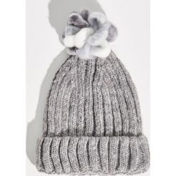Czapka z filcowym pomponem - Jasny szar. Szare czapki zimowe damskie Sinsay. Za 24,99 zł.