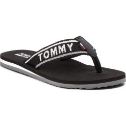 Japonki TOMMY JEANS - Low Beach Sandal EN0EN00066 Black 990. Czarne klapki damskie Tommy Jeans, bez wzorów, z jeansu, bez obcasa. W wyprzedaży za 119,00 zł.