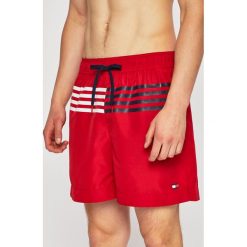 Tommy Hilfiger - Kąpielówki. Czerwone kąpielówki męskie TOMMY HILFIGER, s, z nadrukiem, z poliesteru. W wyprzedaży za 179,90 zł.