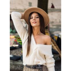 SWETER CAMILLA BEIGE. Brązowe swetry damskie Fanaberia.com, bez wzorów, eleganckie, z długim rękawem, długie, bez kaptura. Za 119,00 zł.