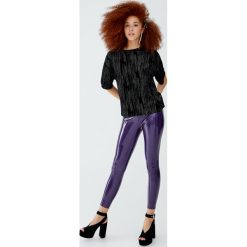 Błyszcząca bluza wieczorowa z krótkim rękawem. Czarne koszulki damskie Pull&Bear, bez wzorów, wizytowe, bez kołnierzyka, z krótkim rękawem. Za 69,90 zł.