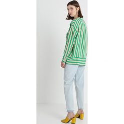 Custommade REYSA Koszula jolly green. Zielone bluzki damskie marki Custommade, bez wzorów, z jedwabiu, bez kołnierzyka, bez rękawów. Za 739,00 zł.