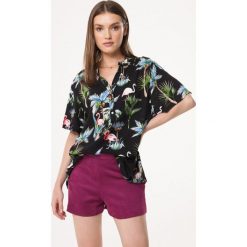 Czarna Koszula Stellar Eagle. Czarne bluzki damskie Born2be, xl, z nadrukiem, wakacyjne, z dekoltem w serek, z krótkim rękawem. Za 49,99 zł.