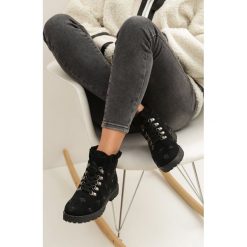 Czarne Botki Layering. Czarne botki damskie Renee, bez obcasa, bez zapięcia. Za 99,99 zł.